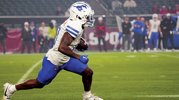 SMU Mustangs wide receiver Roderick Daniels Jr. runs back a kick off against the Temple Owls during the first half at Lincoln Financial Field.